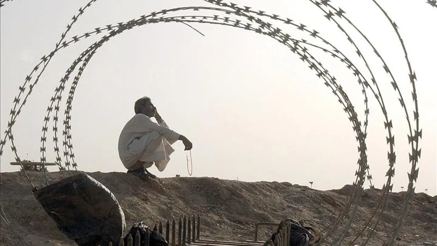 Un iraquí sentado al frente de la prisión de Abu Ghraib al oeste de Bagdad, Irak Un iraquí sentado al frente de la prisión de Abu Ghraib al oeste de Bagdad, Irak