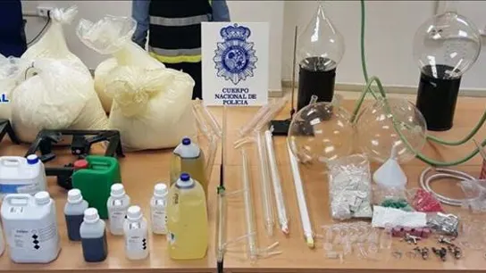 Cuatro personas detenidas y 122 kilos de droga sintéticas incautados en Alicante Cuatro personas detenidas y 122 kilos de droga sintéticas incautados en Alicante