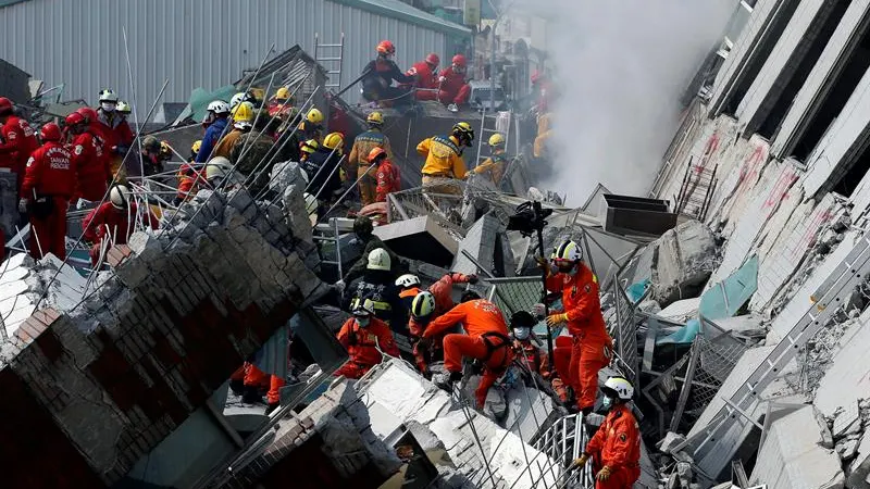 Los equipos de rescate trabajan para sacar a los más de 120 atrapados