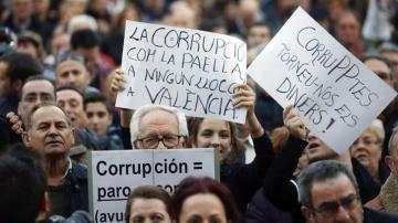 Miles de personas se manifiestan en Valencia contra la corrupción