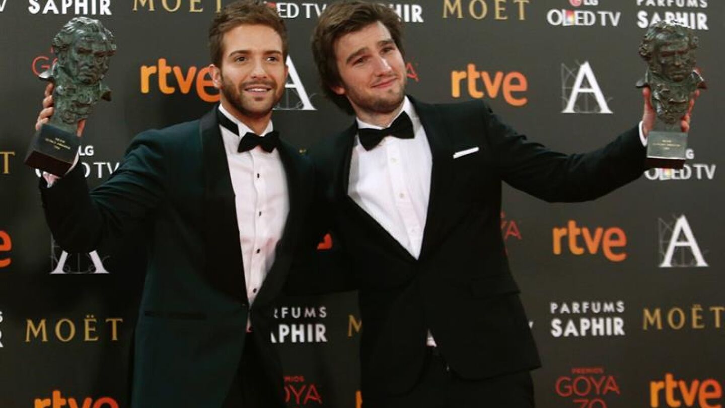 El cantante Pablo Albor&aacute;n, con el premio a Mejor Canci&oacute;n Original por "Palmeras en la nieve", y el compositor Lucas Vidal, con el premio a la Mejor M&uacute;sica Original por "Nadie quiere la noche"