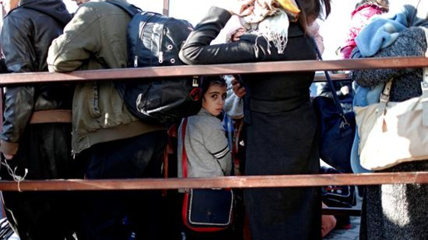 Sirios desamparados en la frontera con Turqu&iacute;a