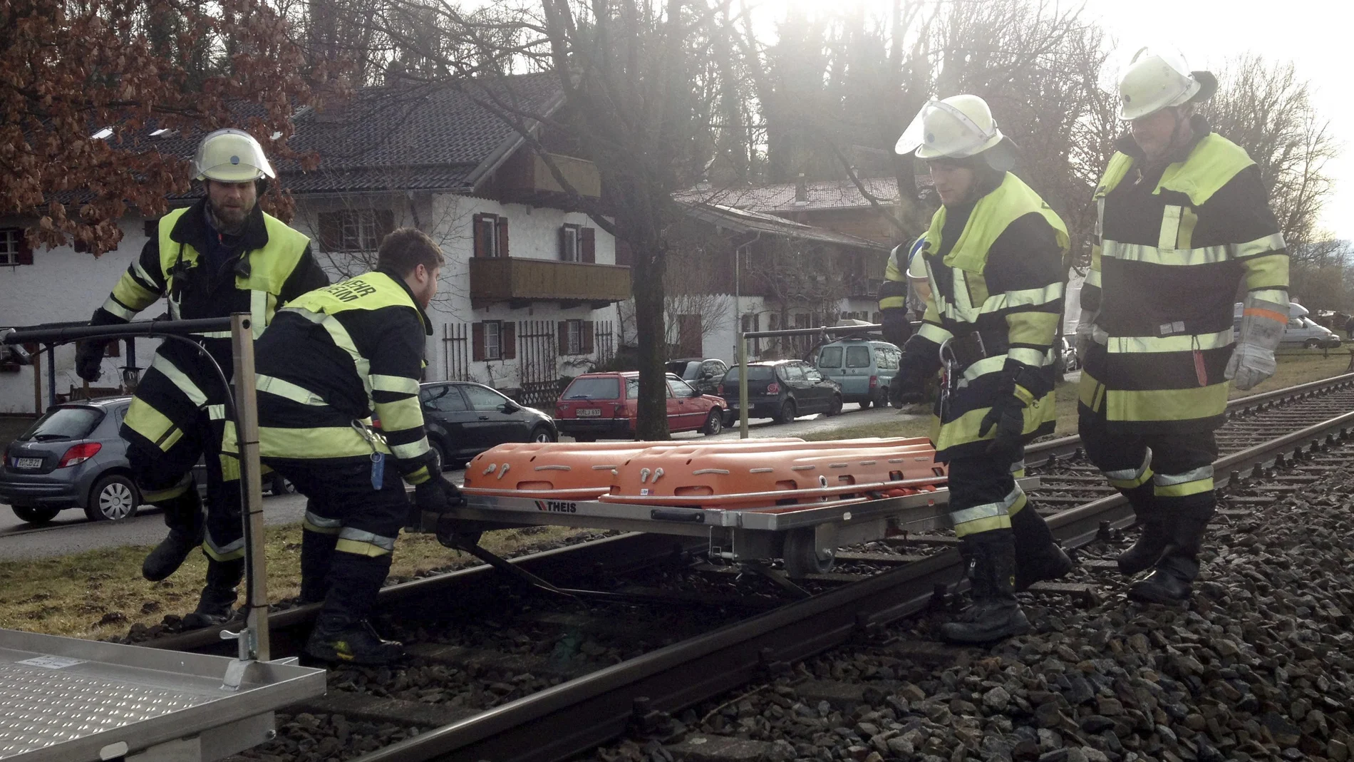 Bomberos trabajan en el lugar donde se ha producido el choque de dos trenes en Bad Aibling (Alemania)