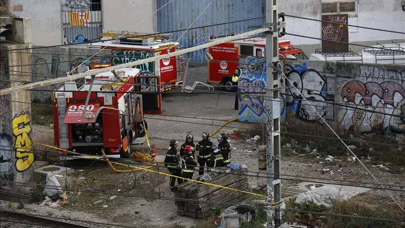 Varios operarios y bomberos trabajan en las vias Varios operarios y bomberos trabajan en las vias