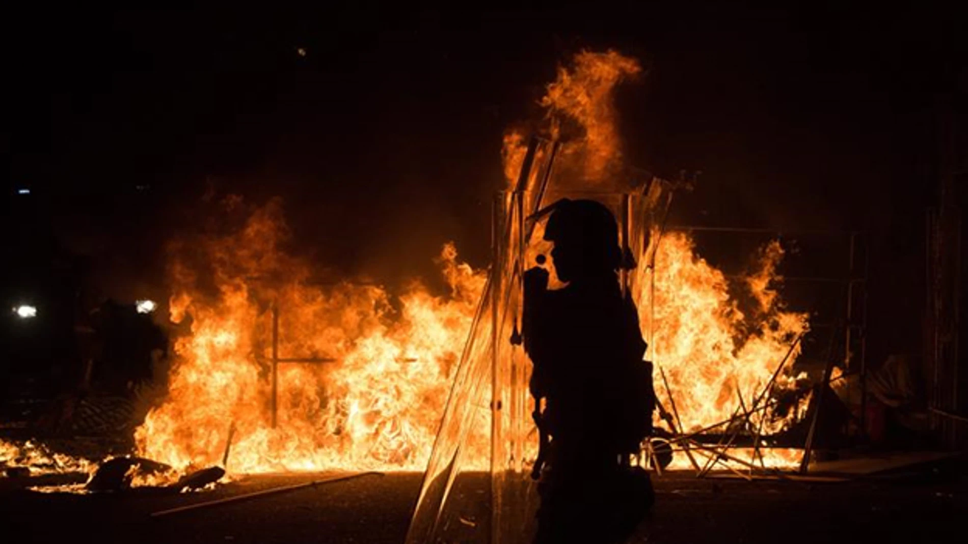 Fuego provocado durante las protestas de Hong Kong