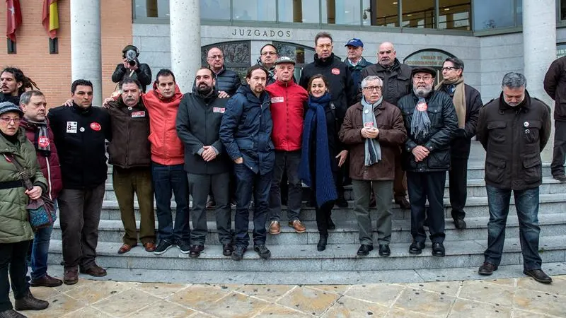 Líderes políticos y sindicales se concentran en apoyo a los 'ocho de Airbus'