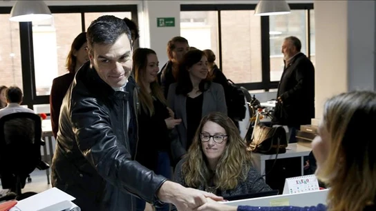 Pedro Sánchez habla con jóvenes emprendedores Pedro Sánchez habla con jóvenes emprendedores