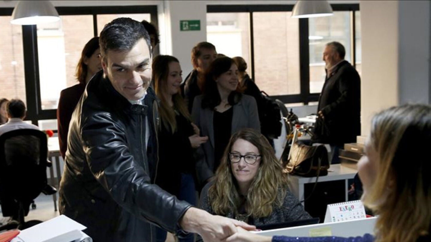 Pedro S&aacute;nchez habla con j&oacute;venes emprendedores