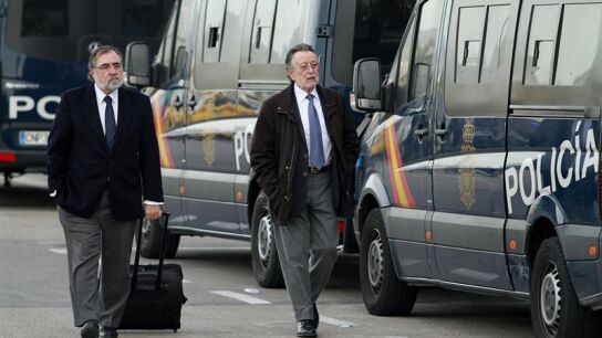 El exvicealcalde de Valencia Alfonso Grau, acompa&ntilde;ado de su abogado