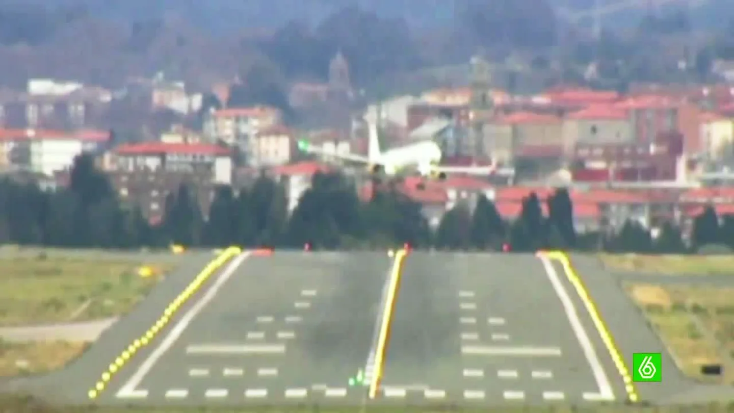 El avión tuvo que ser desviado porque no podía aterrizar El avión tuvo que ser desviado porque no podía aterrizar