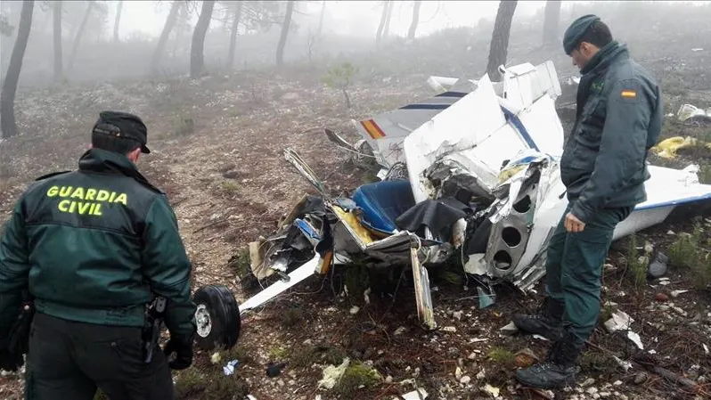 Agentes de la Guardia Civil junto a los restos de la avioneta