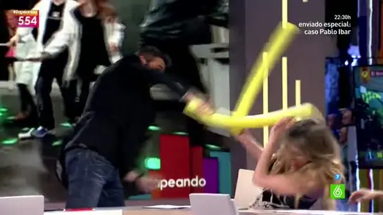 La lucha con corchopan entre Frank Blanco y Anna Simon La lucha con corchopan entre Frank Blanco y Anna Simon