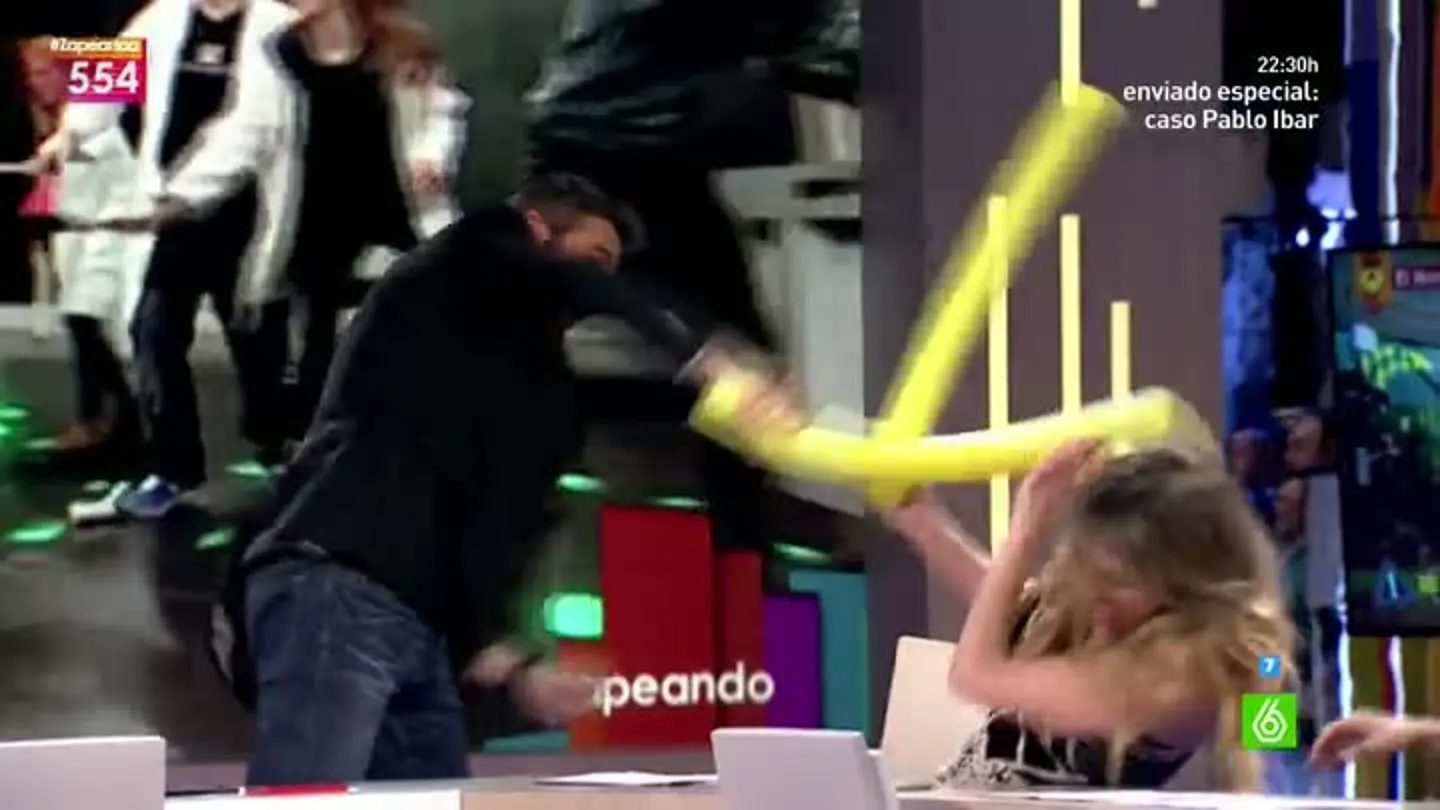 La lucha con corchopan entre Frank Blanco y Anna Simon La lucha con corchopan entre Frank Blanco y Anna Simon