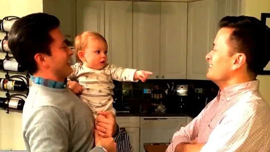 Imagen del bebé con su tío y su padre Imagen del bebé con su tío y su padre