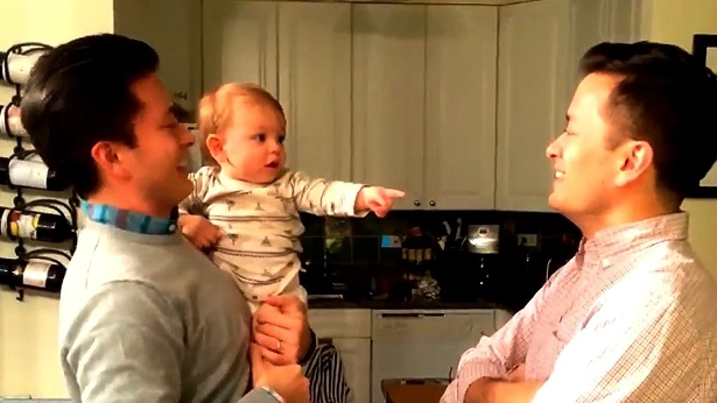 Imagen del bebé con su tío y su padre Imagen del bebé con su tío y su padre