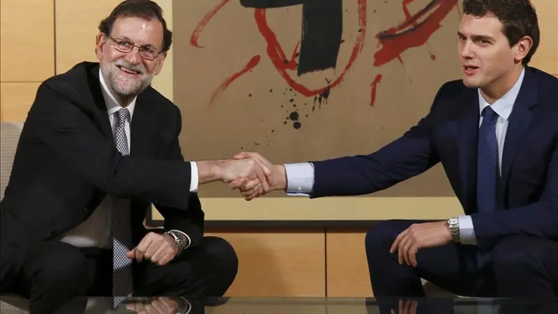 El presidente del Gobierno, Mariano Rajoy, junto al líder de Ciudadanos, Albert Rivera