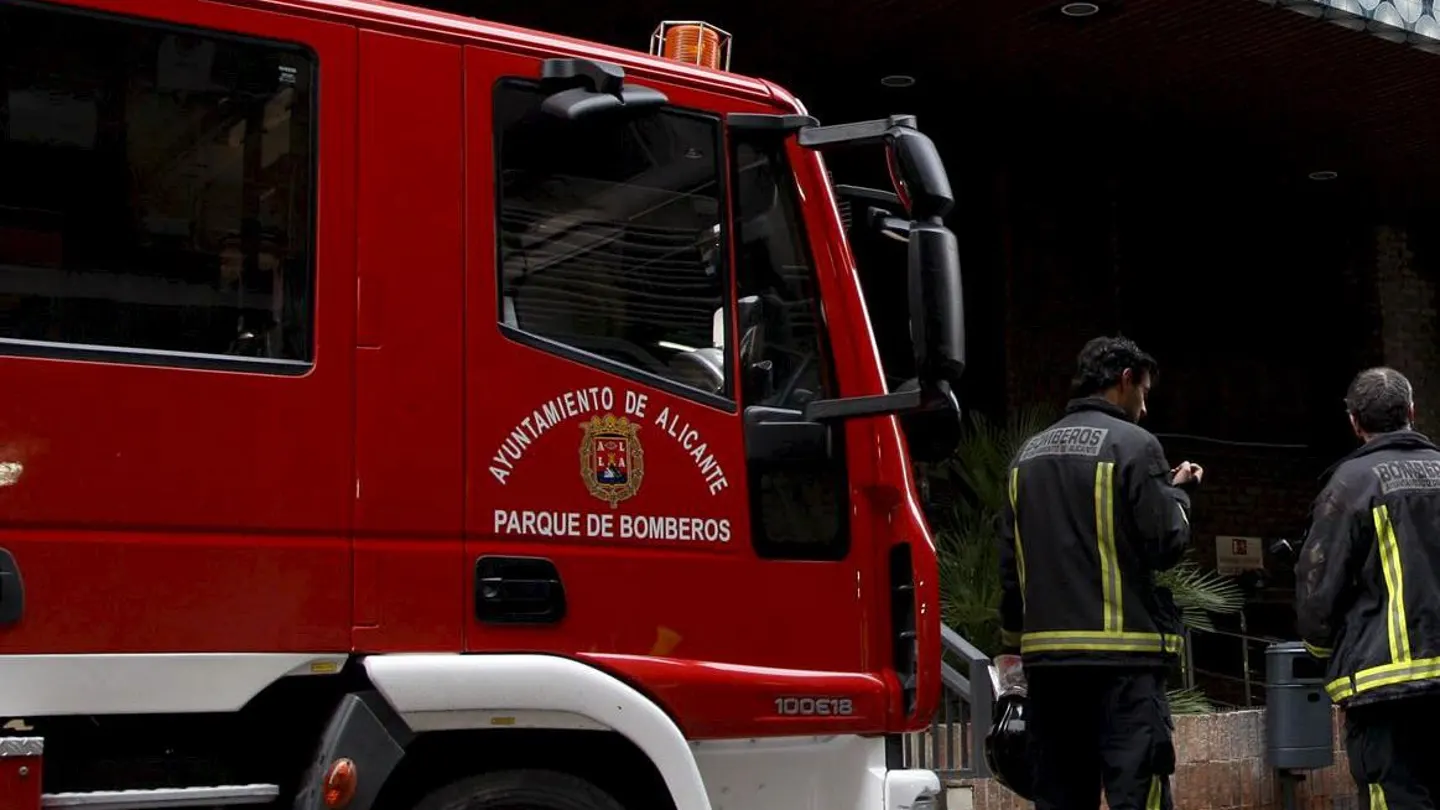 Efectivos de bomberos del Auntamiento de Alicante, en una imagen de archivo. Efectivos de bomberos del Auntamiento de Alicante, en una imagen de archivo.