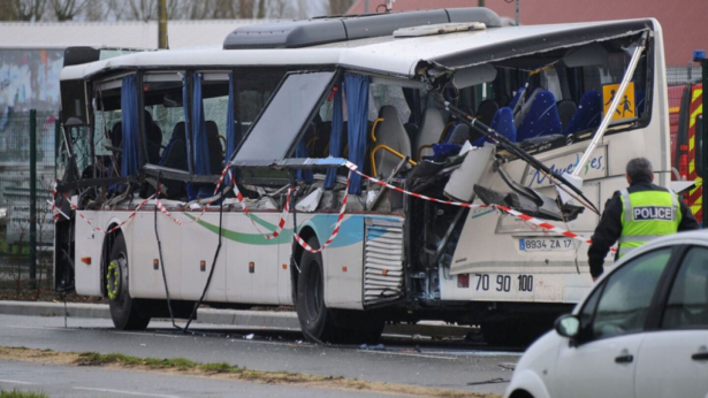 Imagen del autob&uacute;s tras el accidente en Rochefort