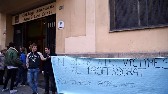 Cadena humana ante el colegio Maristes Sants-Les Corts Cadena humana ante el colegio Maristes Sants-Les Corts