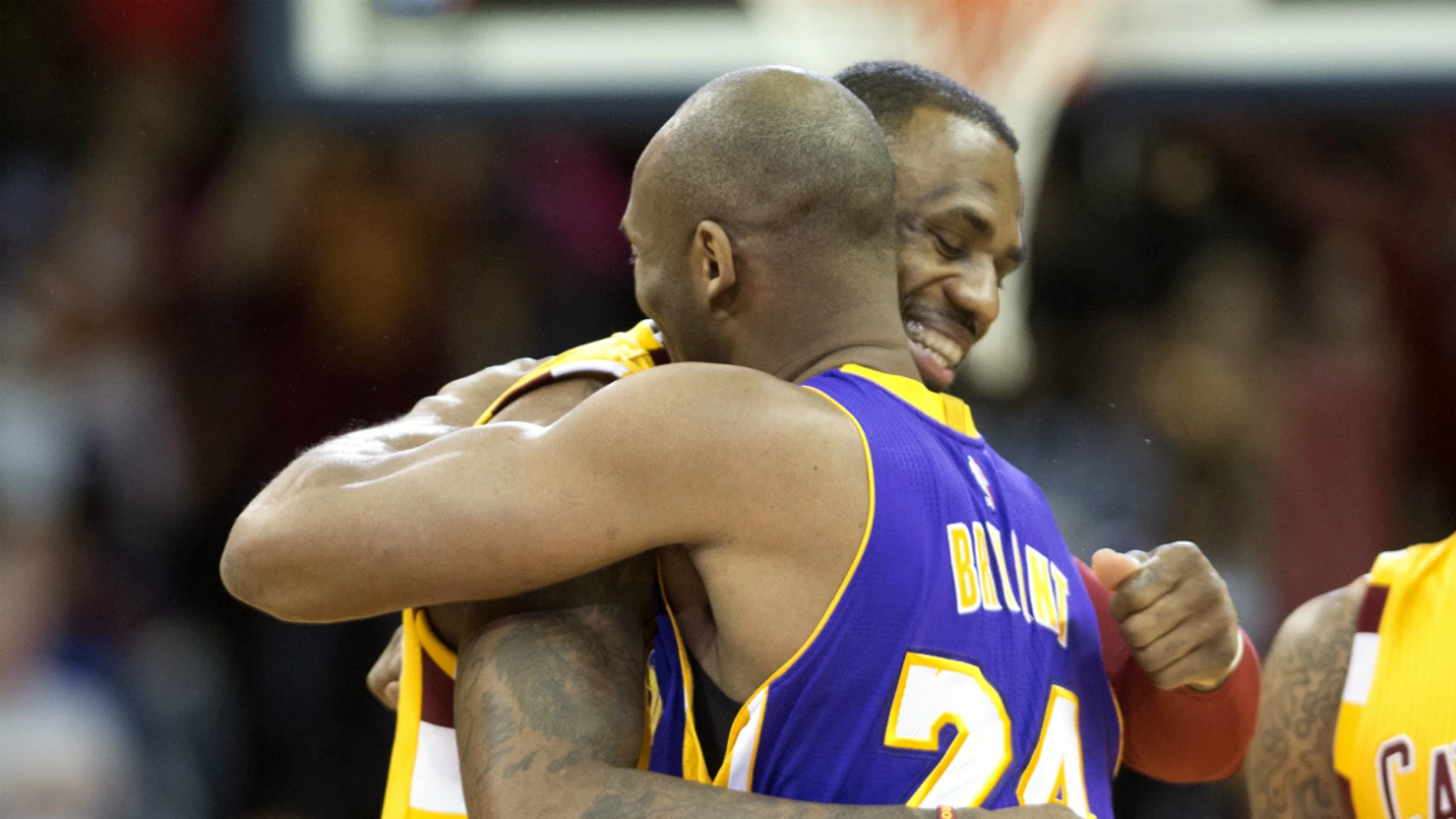 Kobe Bryant y LeBron James se saludan antes del partido