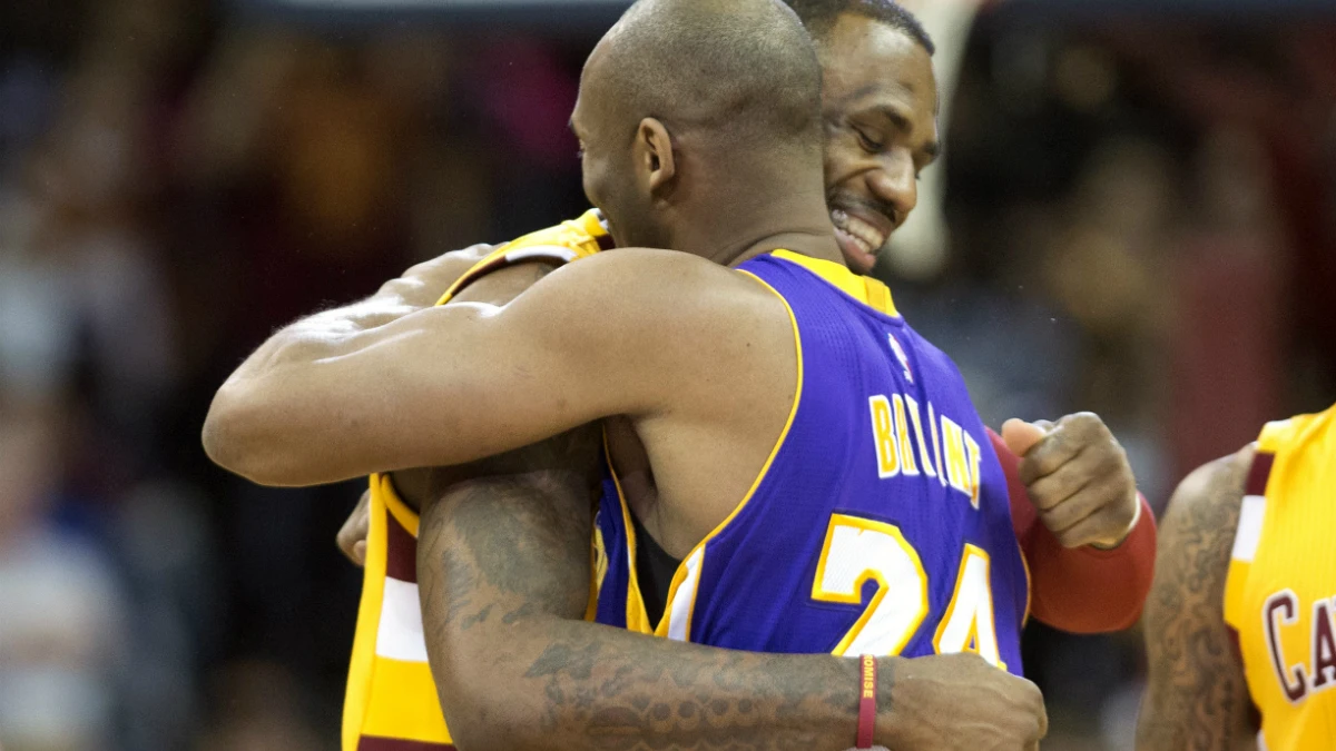 Kobe Bryant y LeBron James se saludan antes del partido