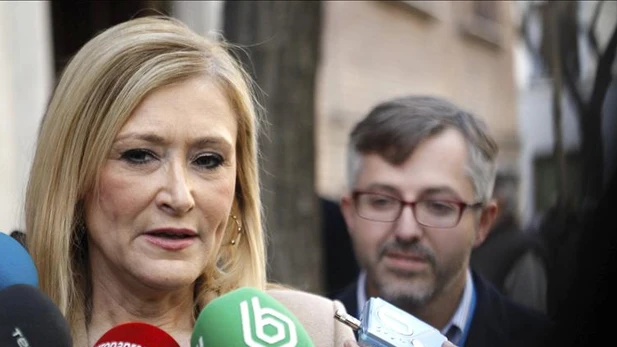 Cristina Cifuentes habla con los medios de comunicación