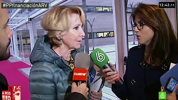 Esperanza Aguirre habla con los medios Esperanza Aguirre habla con los medios