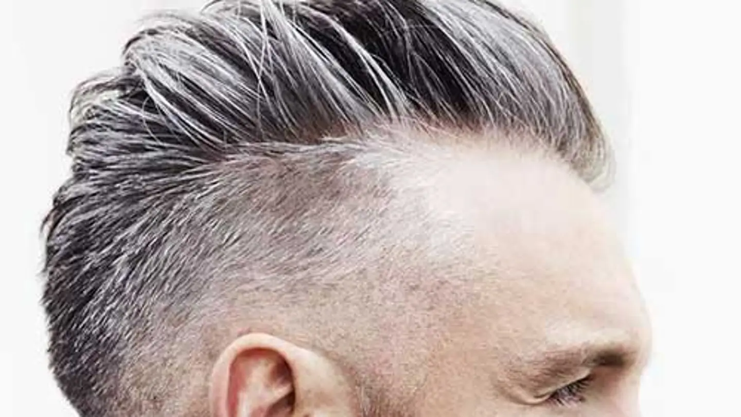 Jóven con canas Jóven con canas