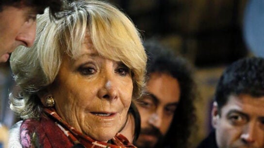 Esperanza Aguirre hablando con los medios ante la sede del PP