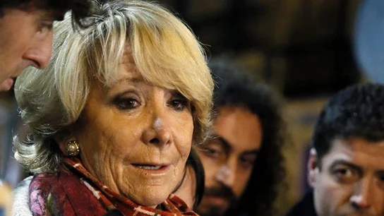 Esperanza Aguirre hablando con los medios ante la sede del PP Esperanza Aguirre hablando con los medios ante la sede del PP
