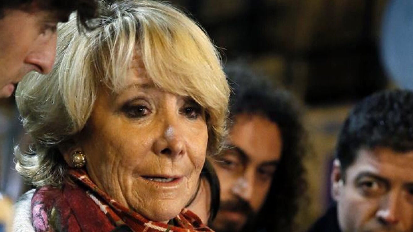Esperanza Aguirre hablando con los medios ante la sede del PP