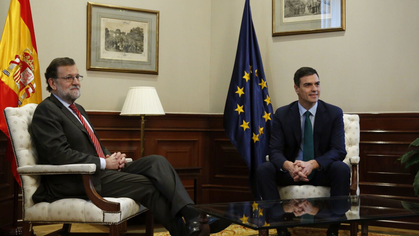 El presidente del Gobierno en funciones, Mariano Rajoy, y el secretario general del PSOE, Pedro S&aacute;nchez