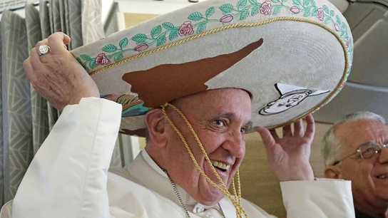 El Papa Francisco está encantado con su sombrero de mariachi El Papa Francisco está encantado con su sombrero de mariachi