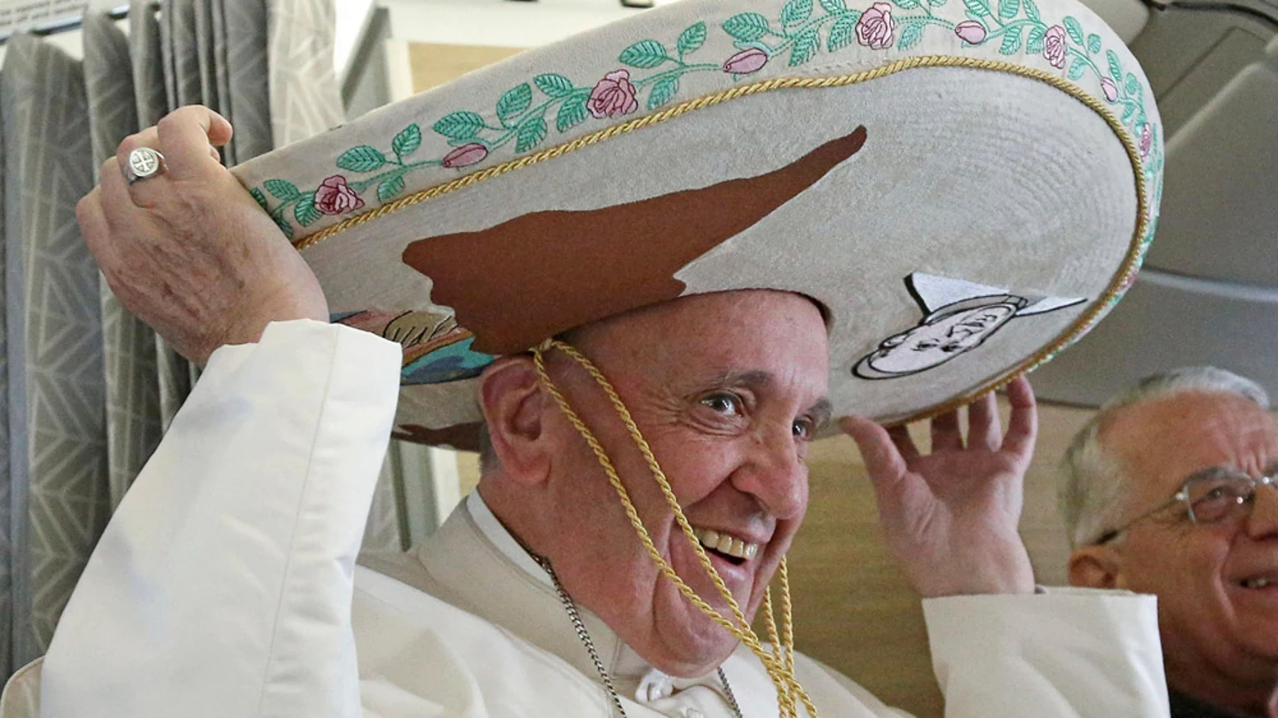 El Papa Francisco está encantado con su sombrero de mariachi El Papa Francisco está encantado con su sombrero de mariachi