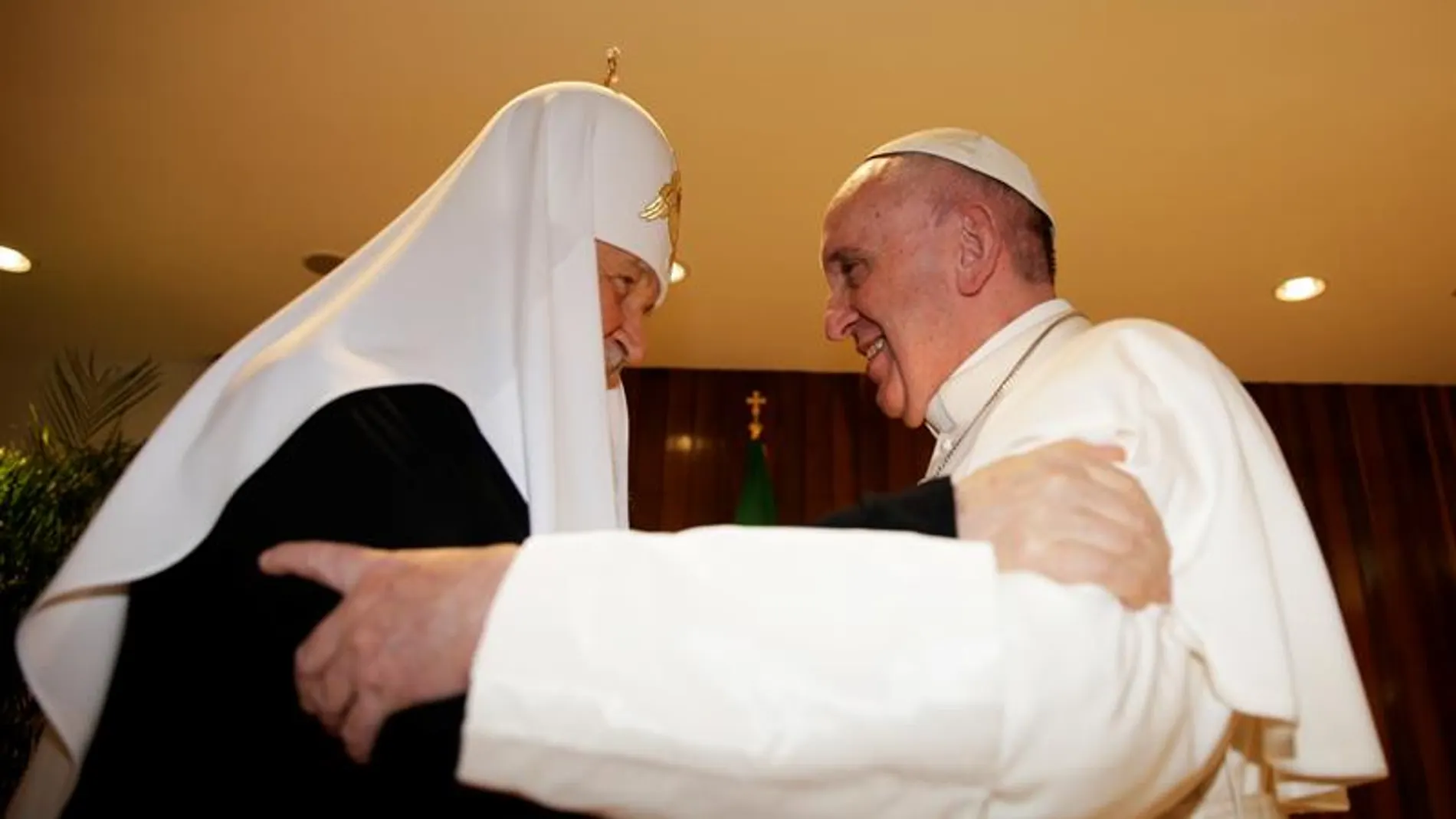 El papa Francisco se abraza con el patriarca ortodoxo ruso Kiril