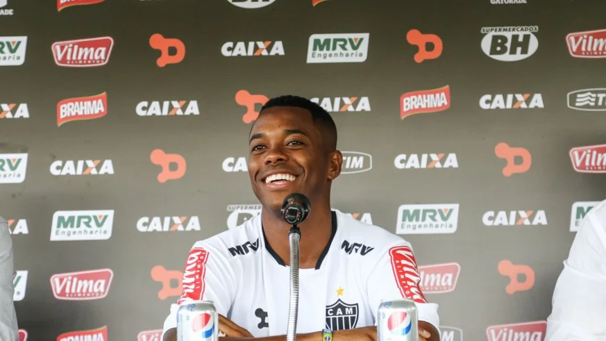 Robinho en su presentación como nuevo jugador del Atlético Mineiro