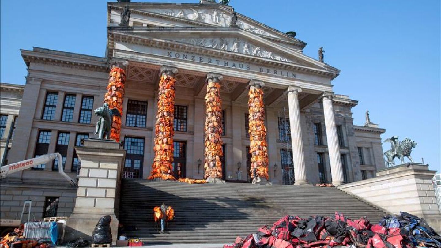 Ai Weiwei despliega cientos de chalecos salvavidas en Berl&iacute;n por los refugiados