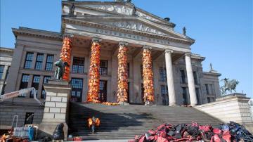 Ai Weiwei despliega cientos de chalecos salvavidas en Berlín por los refugiados