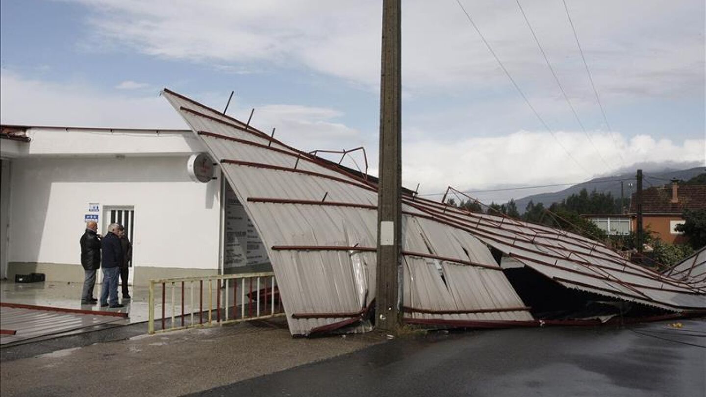 El fuerte viento ha levantado los tejados de varias naves en el lugar de Carracido