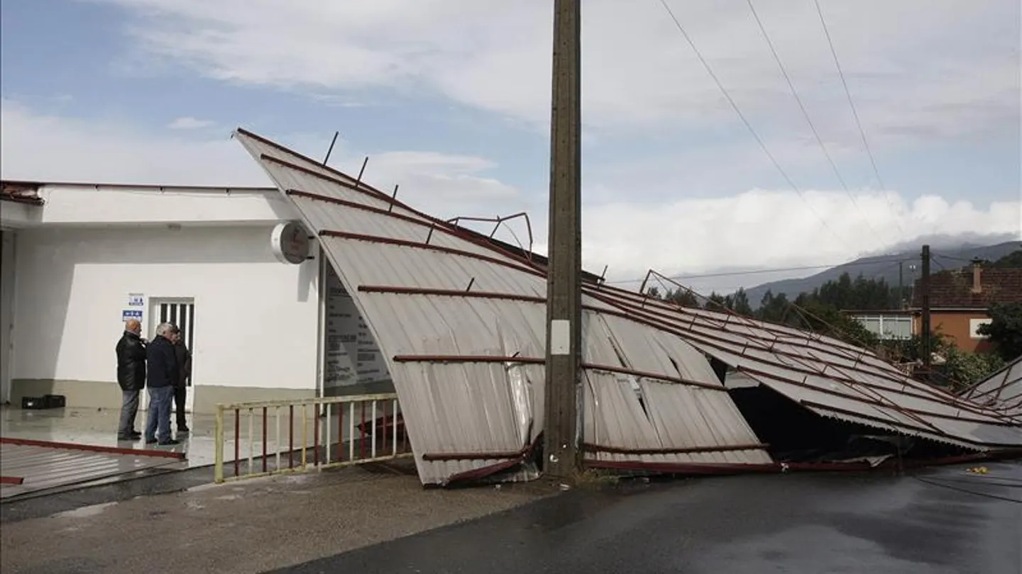 El fuerte viento ha levantado los tejados de varias naves en el lugar de Carracido El fuerte viento ha levantado los tejados de varias naves en el lugar de Carracido