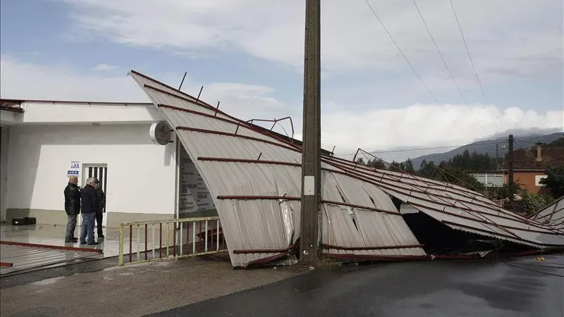 El fuerte viento ha levantado los tejados de varias naves en el lugar de Carracido El fuerte viento ha levantado los tejados de varias naves en el lugar de Carracido