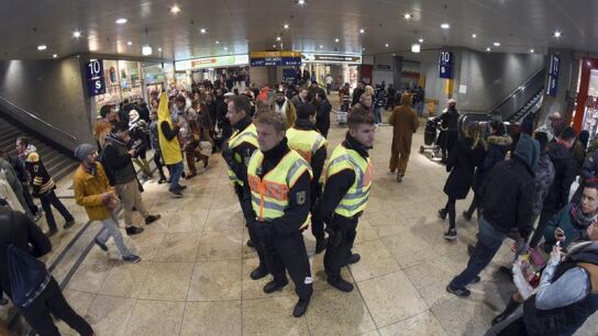 Agentes de polic&iacute;a vigilan la estaci&oacute;n ferroviaria de Colonia, Alemania