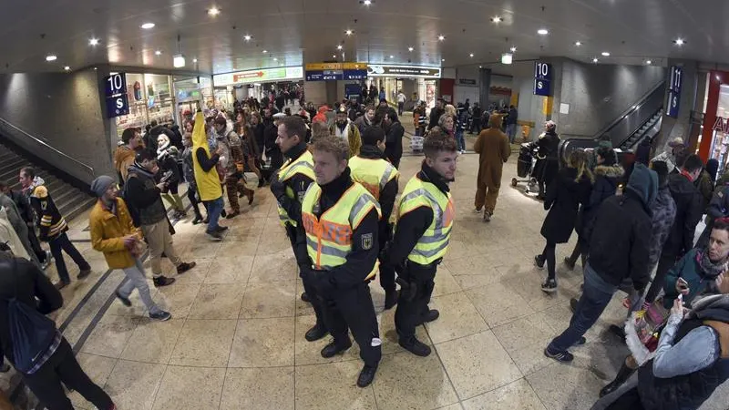 Agentes de policía vigilan la estación ferroviaria de Colonia, Alemania