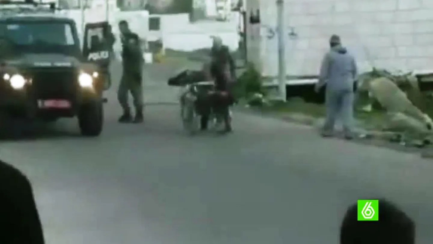 Un soldado israelí agrede a un palestino discapacitado Un soldado israelí agrede a un palestino discapacitado