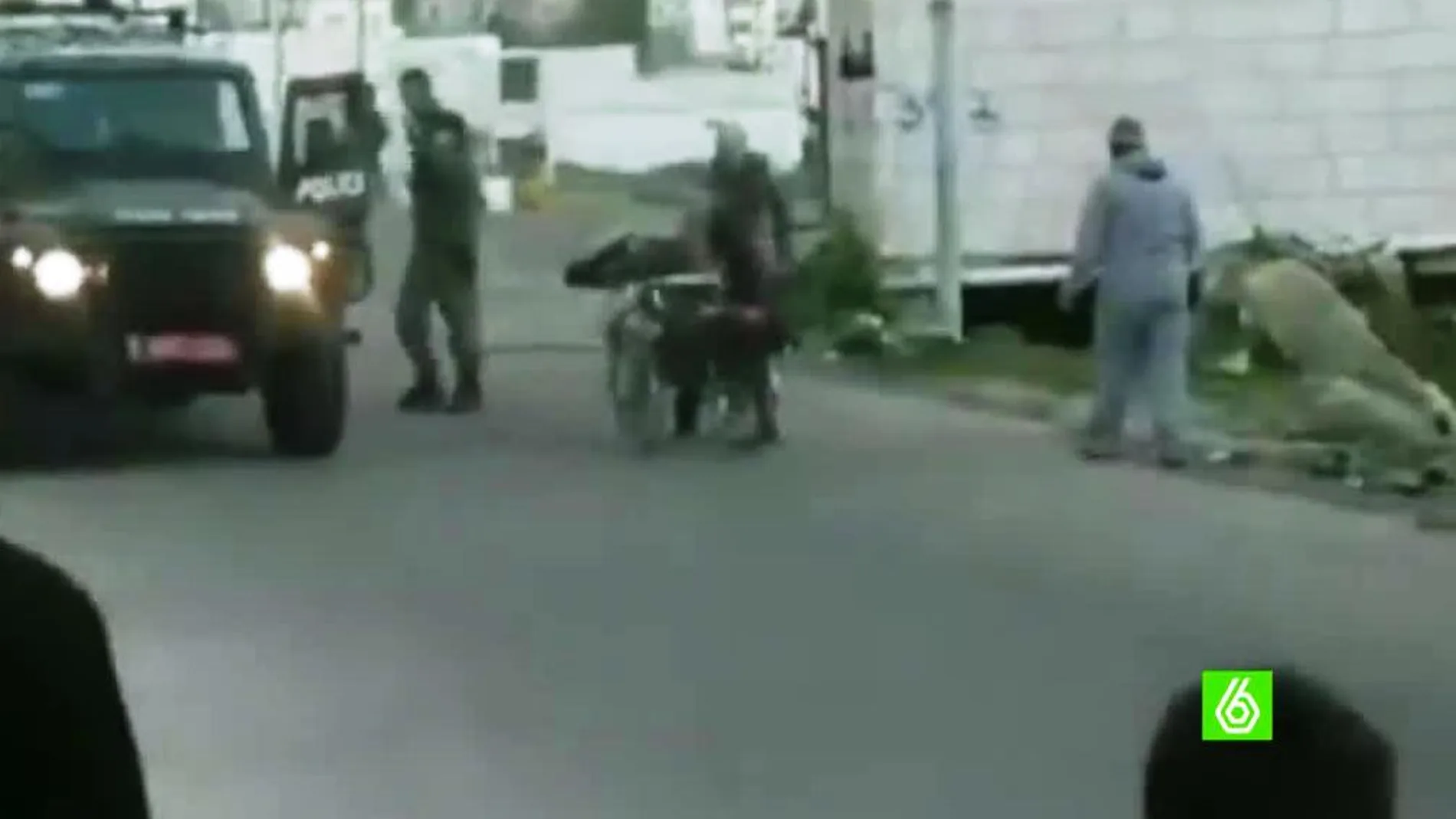 Un soldado israelí agrede a un palestino discapacitado