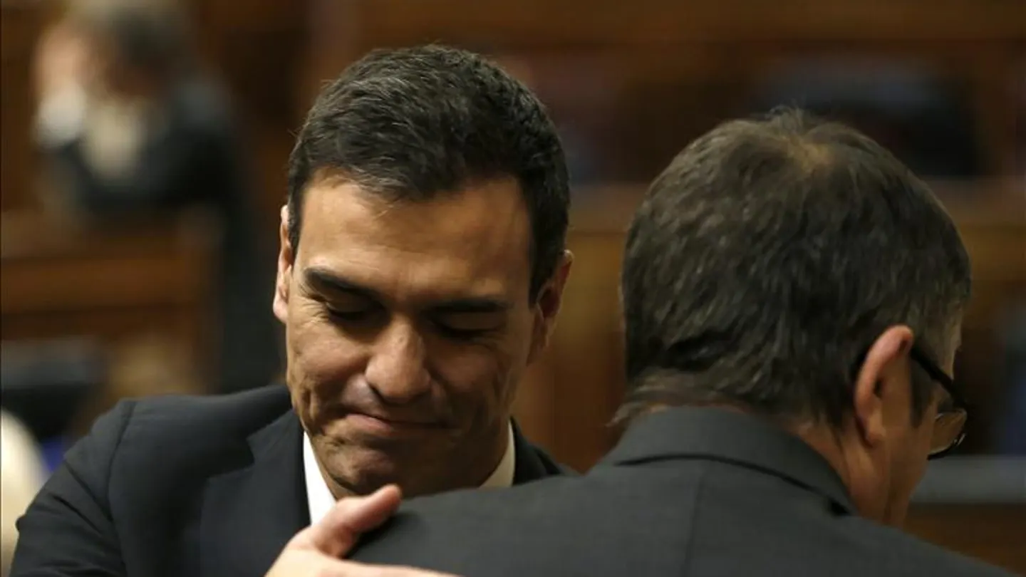 Pedro Sánchez abraza a Patxi López. Pedro Sánchez abraza a Patxi López.