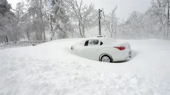 En la foto un coche parcialmente sepultado por la nieve en O Cebreiro. En la foto un coche parcialmente sepultado por la nieve en O Cebreiro.