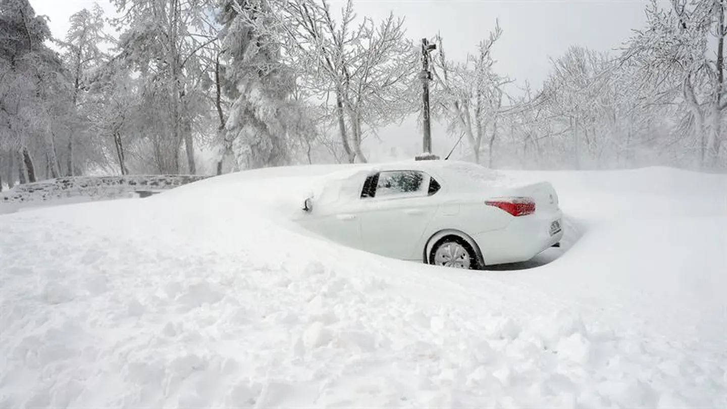 En la foto un coche parcialmente sepultado por la nieve en O Cebreiro. En la foto un coche parcialmente sepultado por la nieve en O Cebreiro.