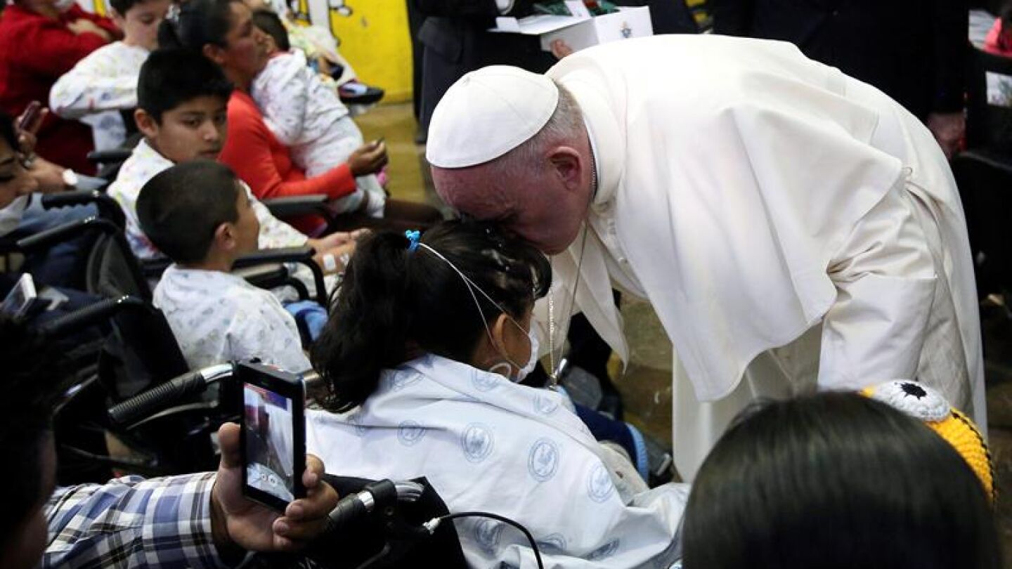 El papa Francisco, durante su visita a un hospital infantil en M&eacute;xico