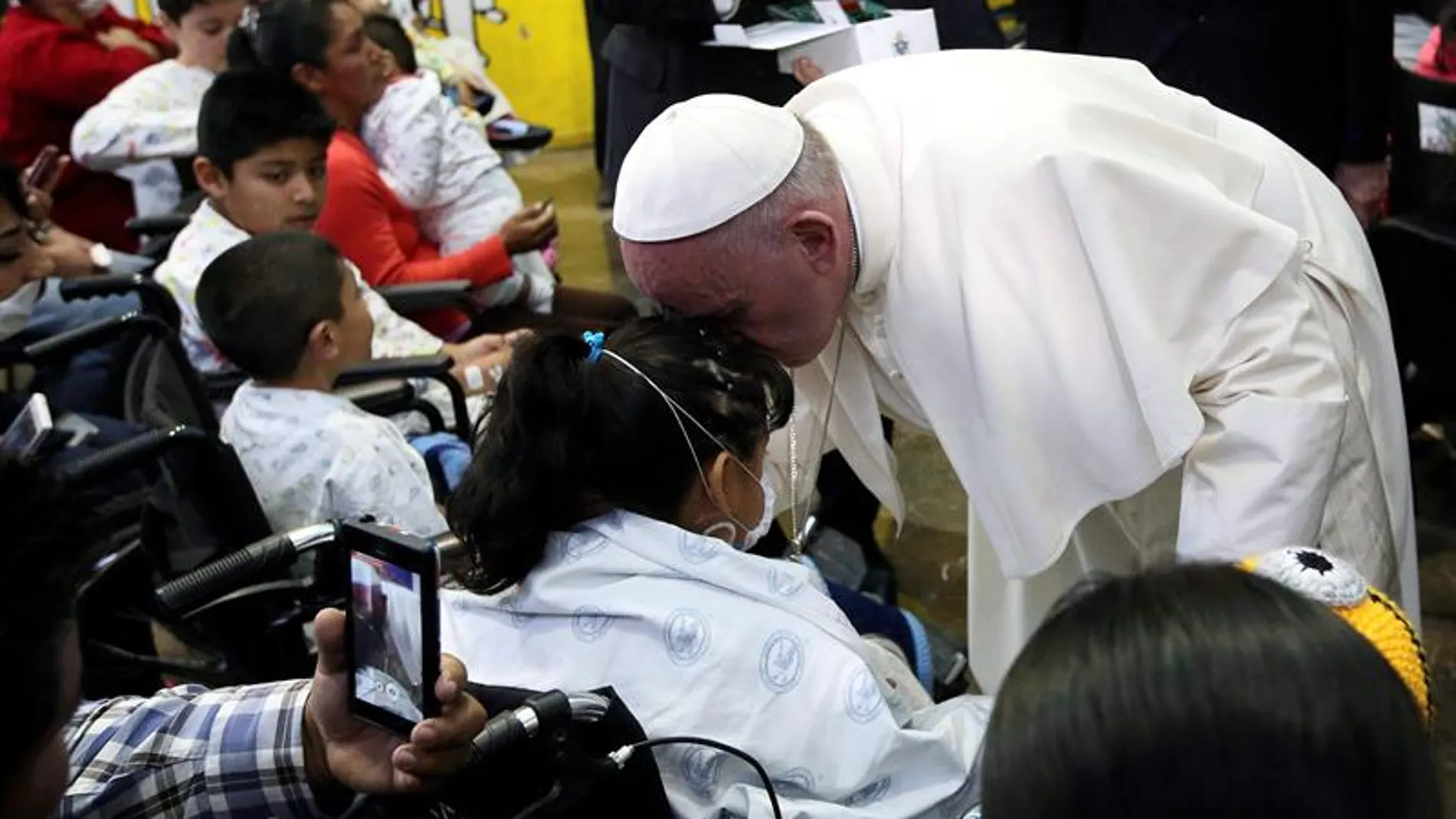 El papa Francisco, durante su visita a un hospital infantil en México